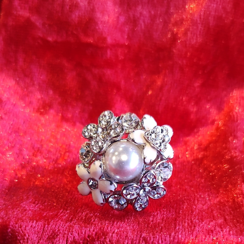 Lia Sophia Floral Enameled & Rhinestone Ring Size 7 Great Condition - Picture 2 of 4